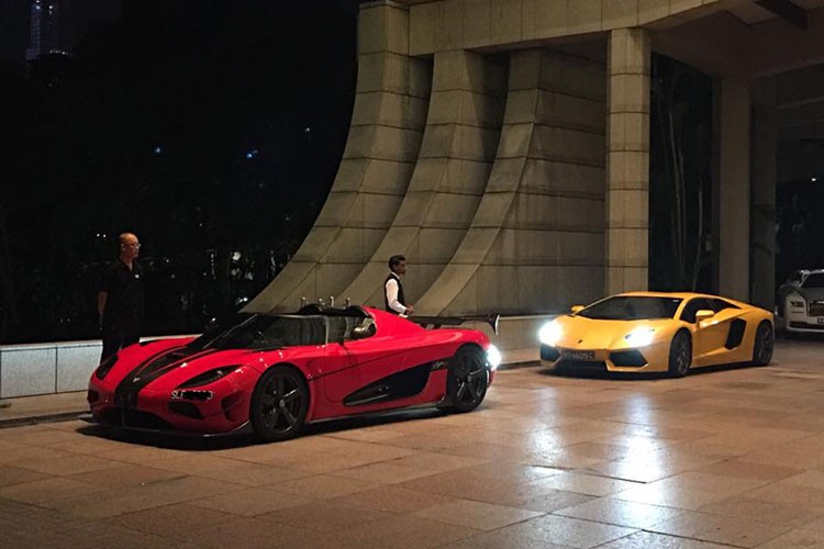 Một trong 25 chiếc  Koenigsegg Agera RS vừa được đăng ký tại Singapore, nơi có giá xe thuộc dạng đắt đỏ nhất thế giới. Đây là chiếc Koenigsegg thứ hai tại Singapore, siêu xe Koenigsegg đầu tiên đến quốc đảo này là một chiếc siêu xe Agera S màu xanh.